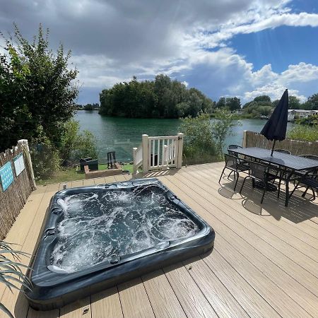 Lakeside Retreat 2 With Hot Tub, Private Fishing Peg Situated At Tattershall Lakes Country Park Extérieur photo