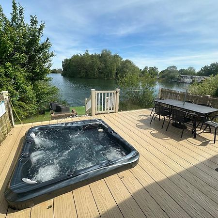 Lakeside Retreat 2 With Hot Tub, Private Fishing Peg Situated At Tattershall Lakes Country Park Extérieur photo