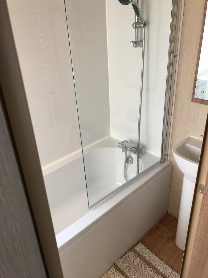 Lakeside Retreat 2 With Hot Tub, Private Fishing Peg Situated At Tattershall Lakes Country Park Extérieur photo