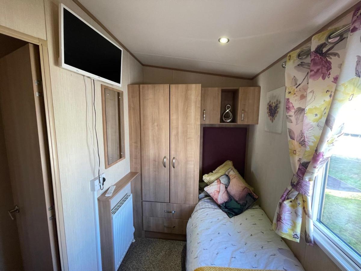 Lakeside Retreat 2 With Hot Tub, Private Fishing Peg Situated At Tattershall Lakes Country Park Extérieur photo