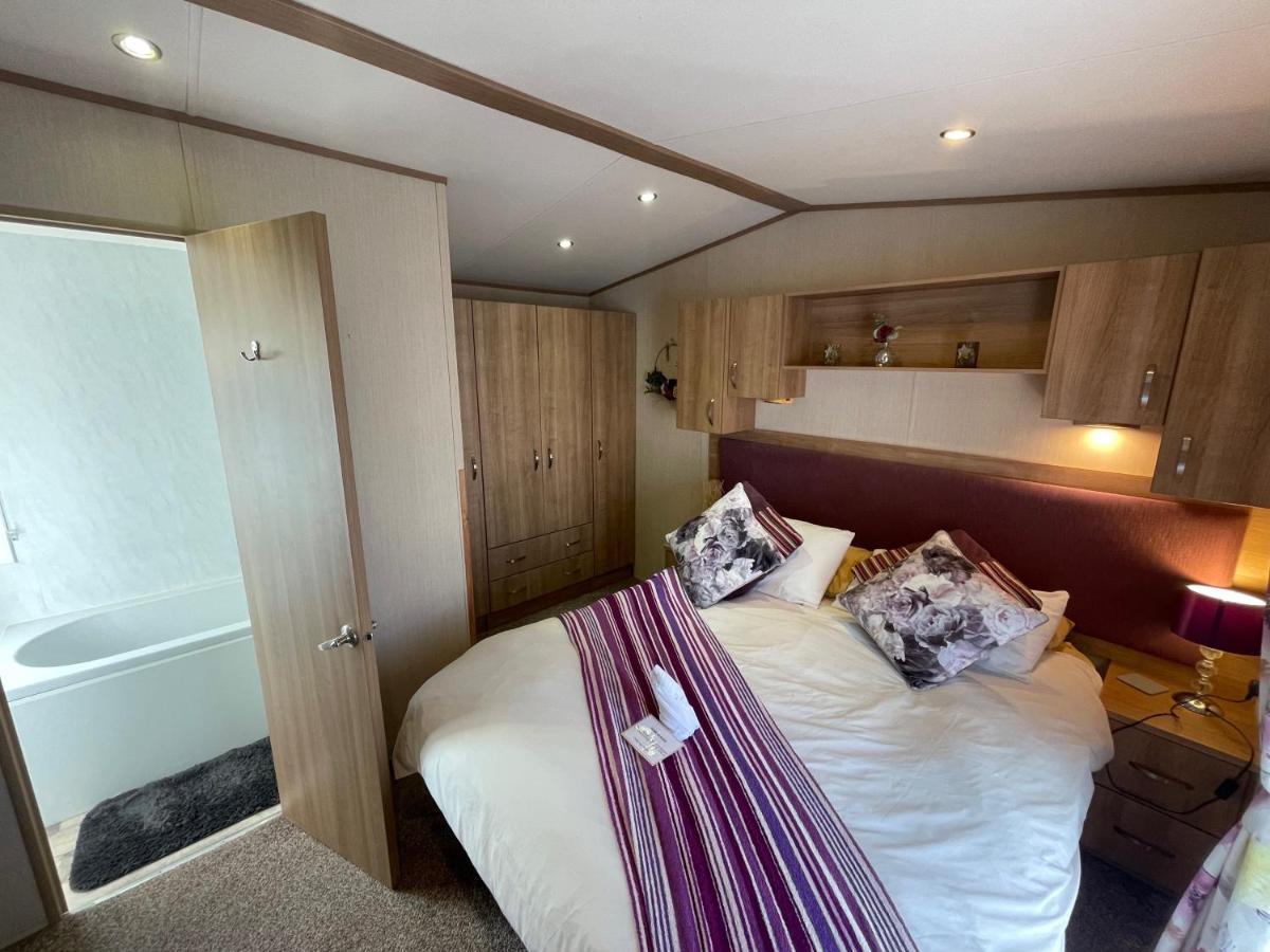 Lakeside Retreat 2 With Hot Tub, Private Fishing Peg Situated At Tattershall Lakes Country Park Extérieur photo