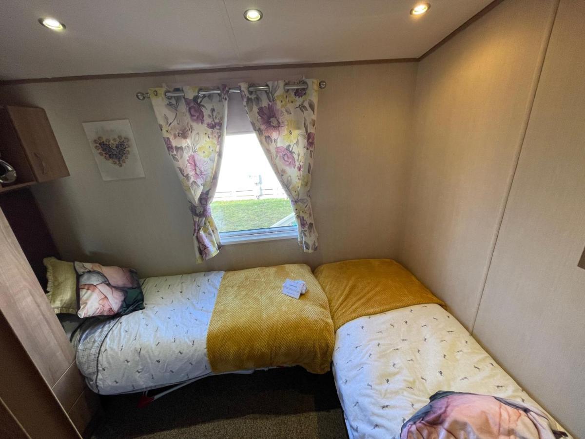 Lakeside Retreat 2 With Hot Tub, Private Fishing Peg Situated At Tattershall Lakes Country Park Extérieur photo