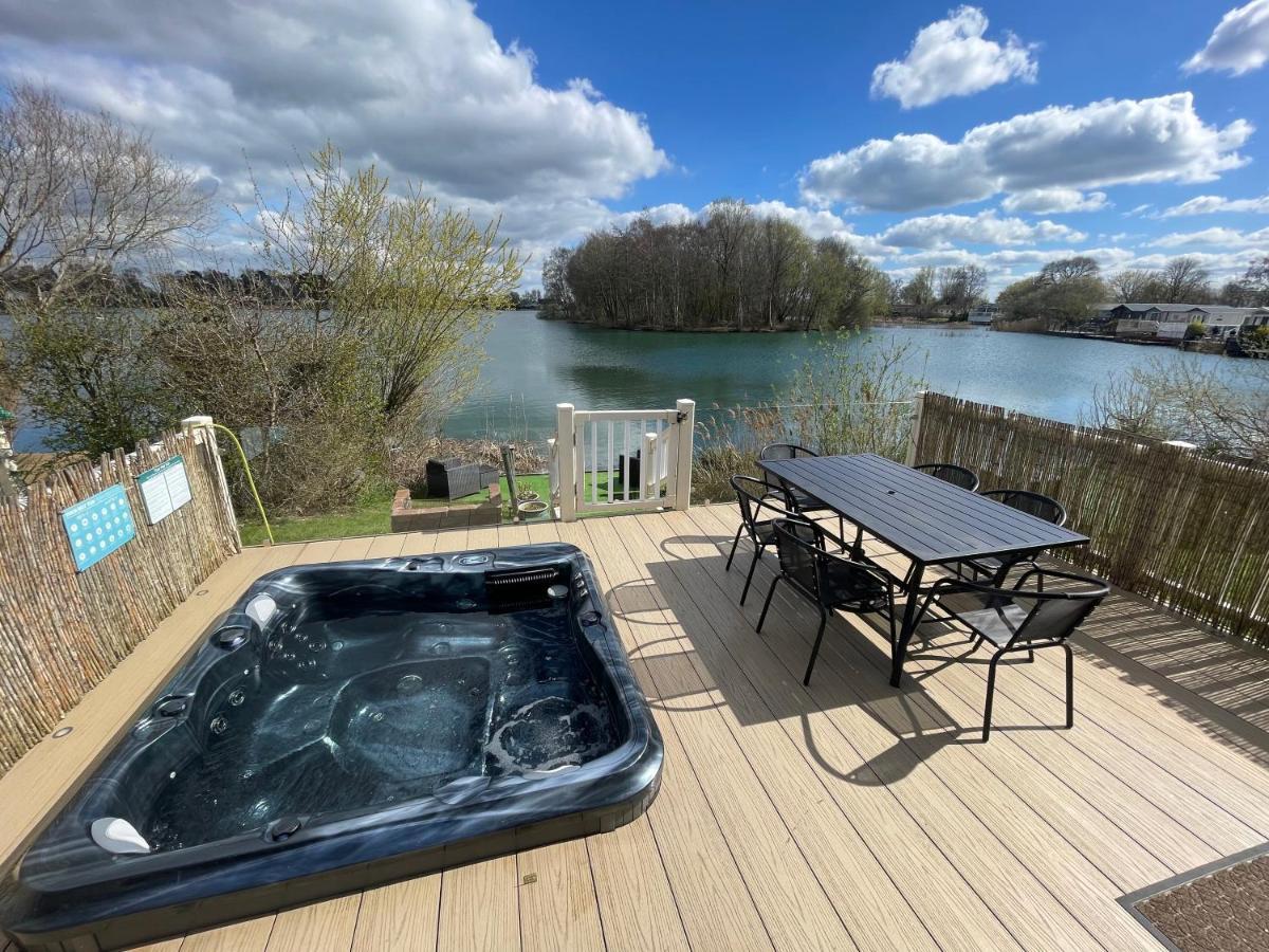 Lakeside Retreat 2 With Hot Tub, Private Fishing Peg Situated At Tattershall Lakes Country Park Extérieur photo