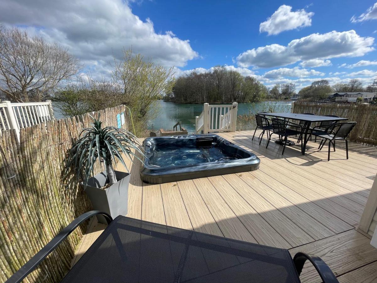 Lakeside Retreat 2 With Hot Tub, Private Fishing Peg Situated At Tattershall Lakes Country Park Extérieur photo