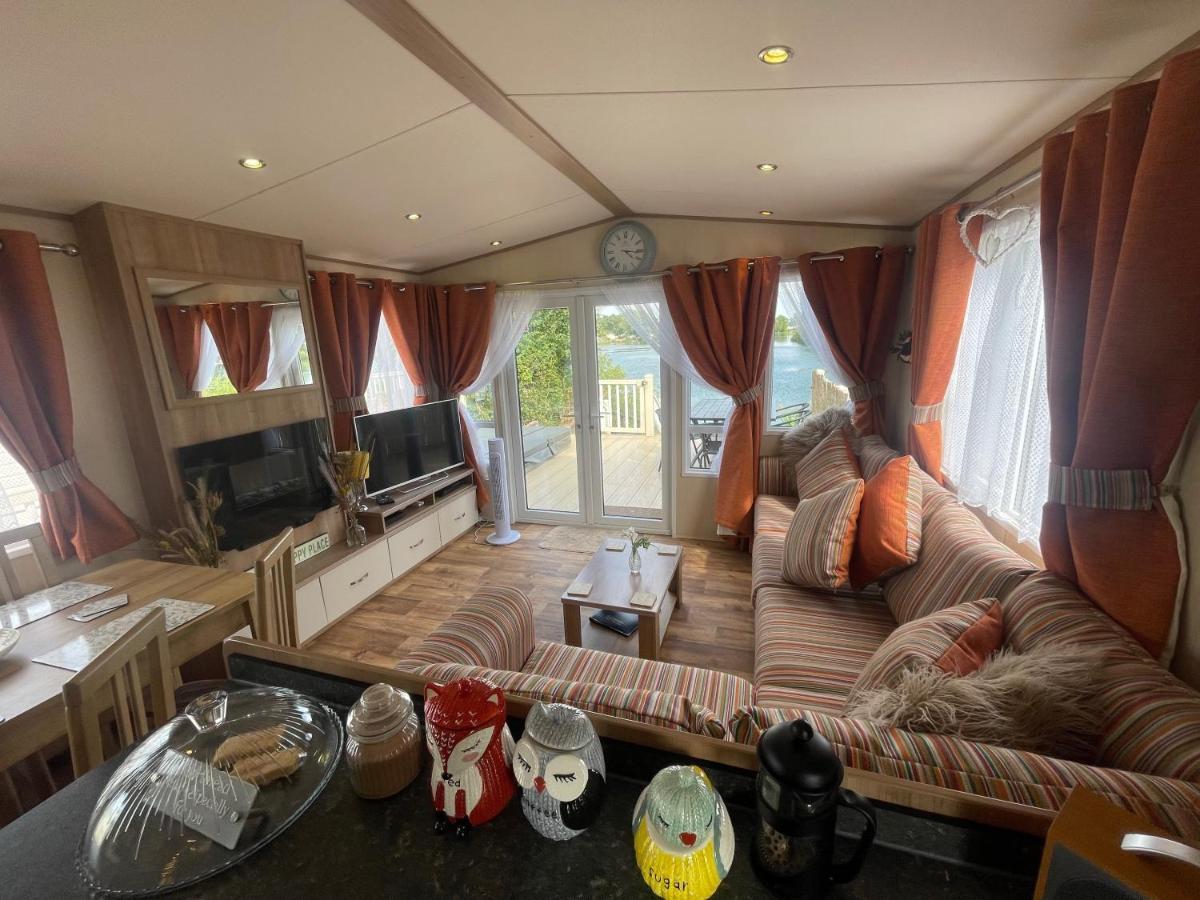 Lakeside Retreat 2 With Hot Tub, Private Fishing Peg Situated At Tattershall Lakes Country Park Extérieur photo