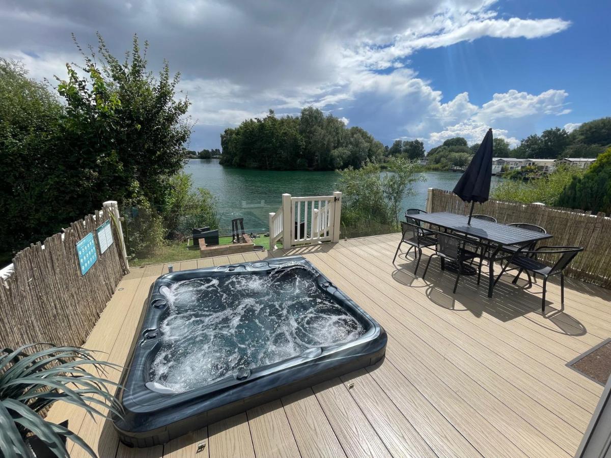 Lakeside Retreat 2 With Hot Tub, Private Fishing Peg Situated At Tattershall Lakes Country Park Extérieur photo