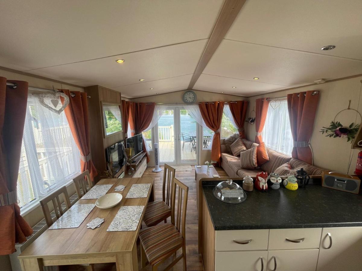 Lakeside Retreat 2 With Hot Tub, Private Fishing Peg Situated At Tattershall Lakes Country Park Extérieur photo