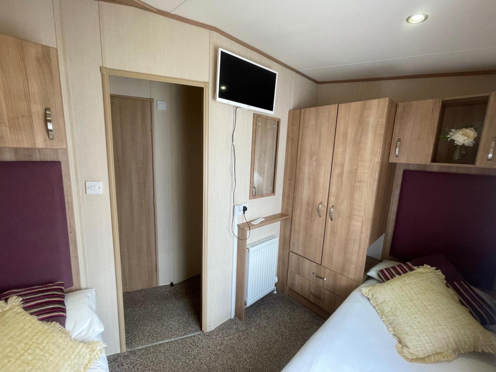 Lakeside Retreat 2 With Hot Tub, Private Fishing Peg Situated At Tattershall Lakes Country Park Extérieur photo