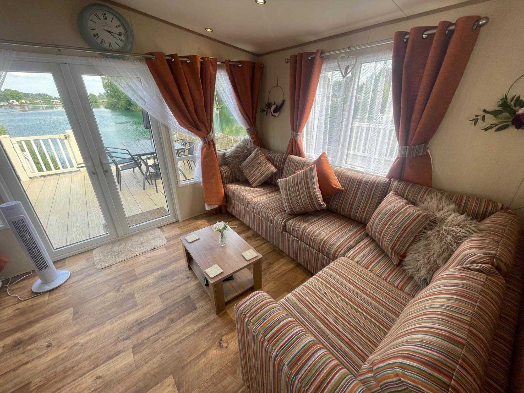 Lakeside Retreat 2 With Hot Tub, Private Fishing Peg Situated At Tattershall Lakes Country Park Extérieur photo