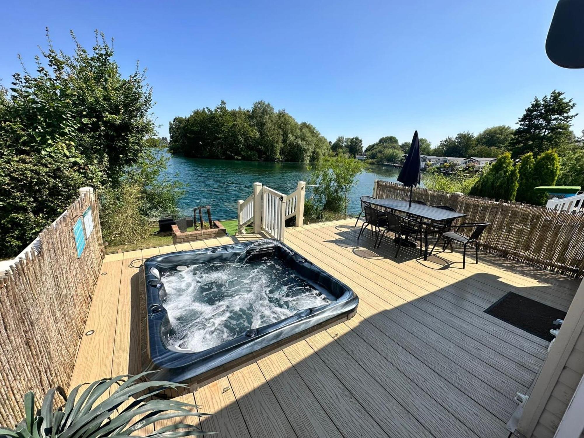 Lakeside Retreat 2 With Hot Tub, Private Fishing Peg Situated At Tattershall Lakes Country Park Extérieur photo