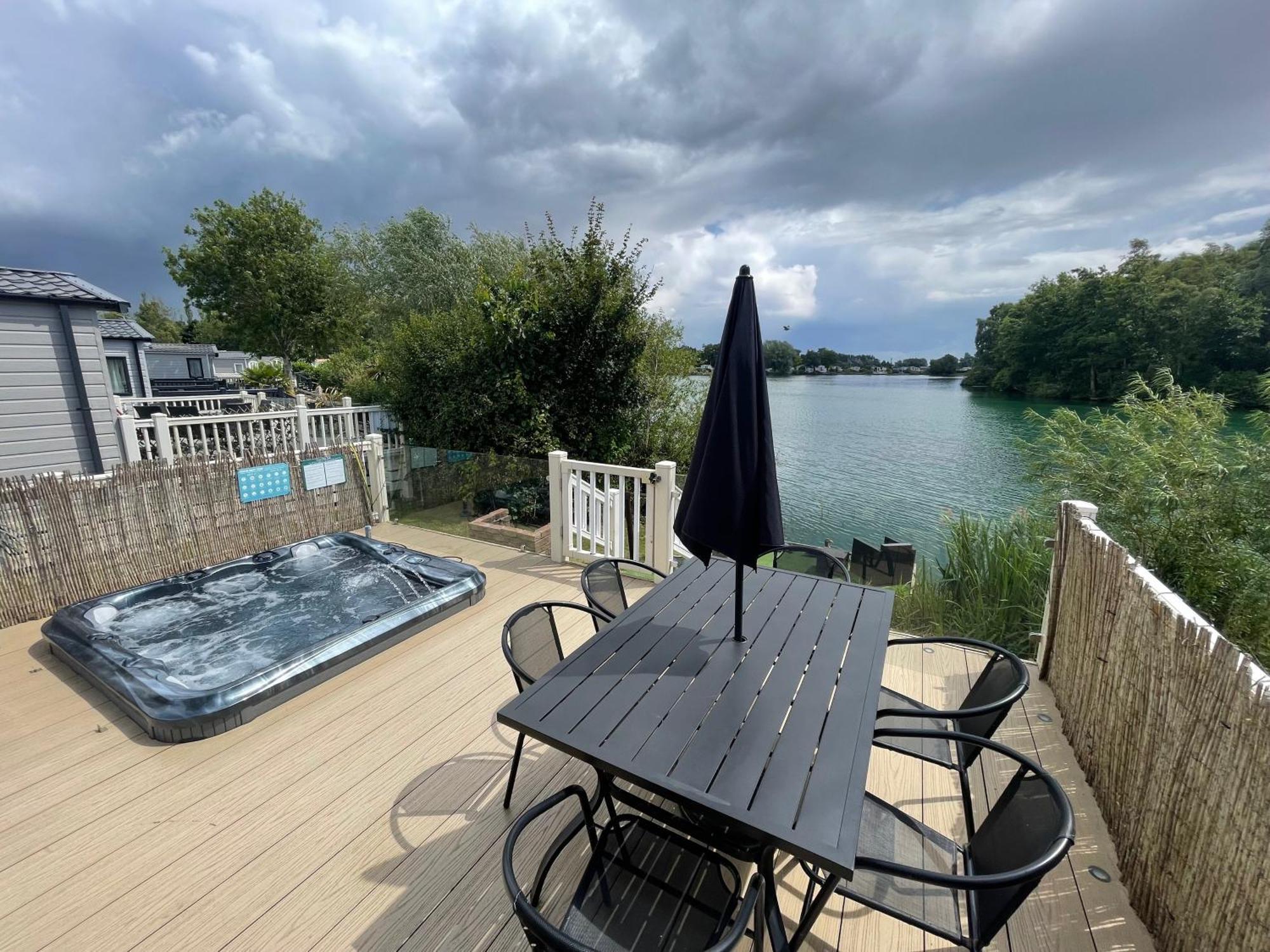 Lakeside Retreat 2 With Hot Tub, Private Fishing Peg Situated At Tattershall Lakes Country Park Extérieur photo