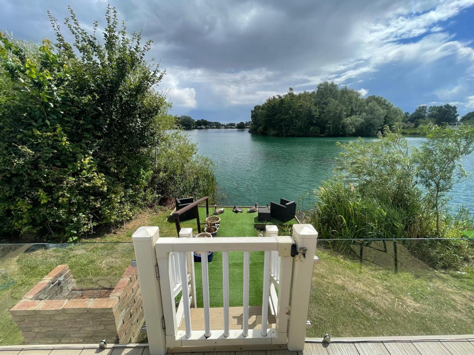 Lakeside Retreat 2 With Hot Tub, Private Fishing Peg Situated At Tattershall Lakes Country Park Extérieur photo