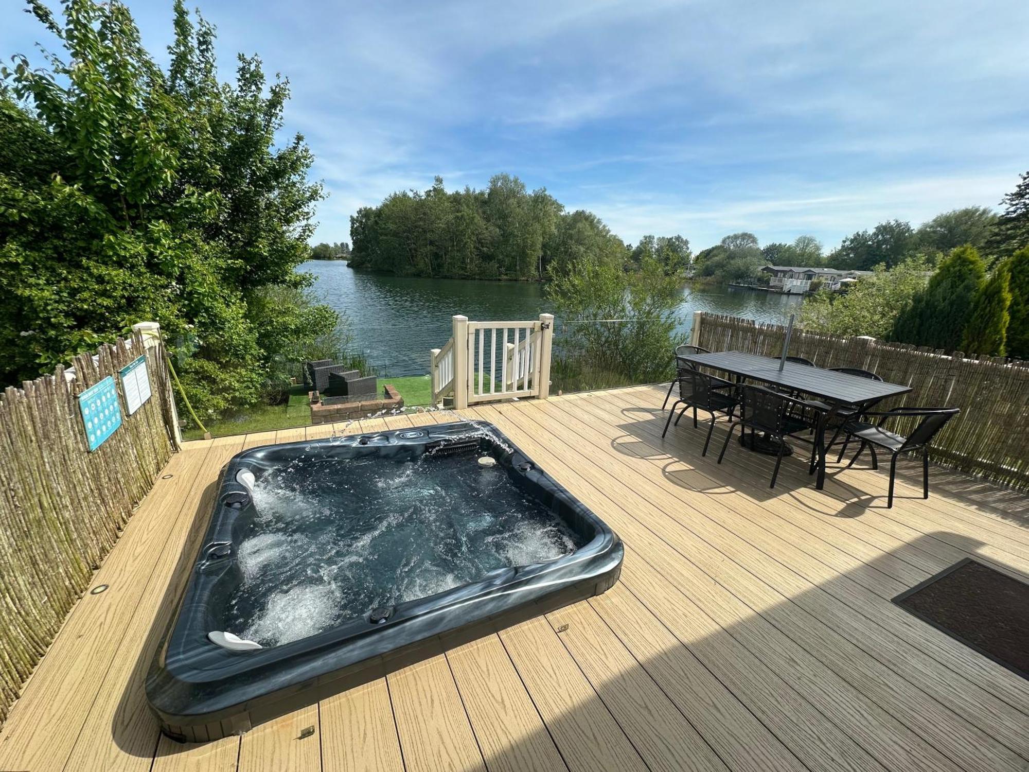 Lakeside Retreat 2 With Hot Tub, Private Fishing Peg Situated At Tattershall Lakes Country Park Extérieur photo