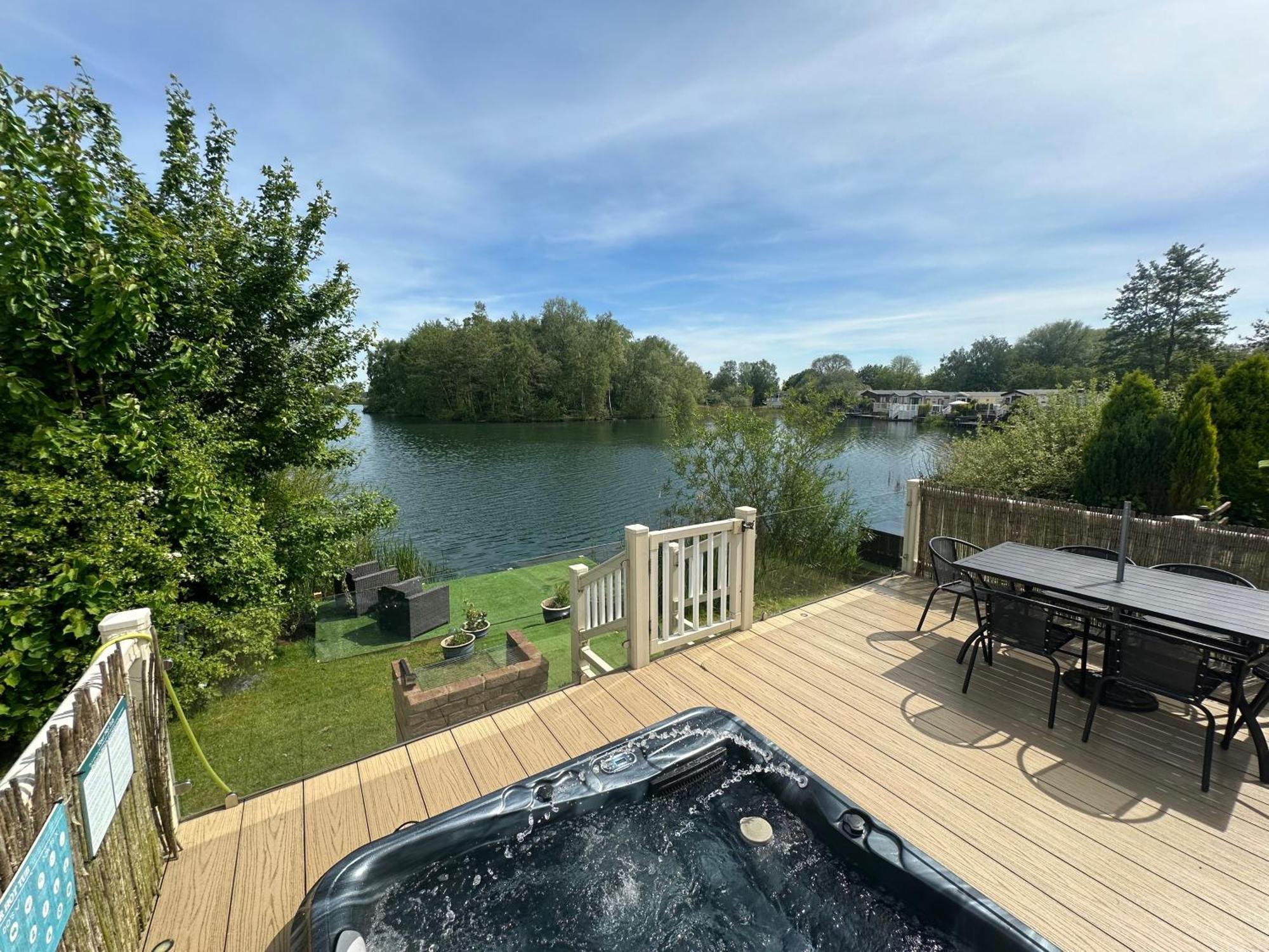 Lakeside Retreat 2 With Hot Tub, Private Fishing Peg Situated At Tattershall Lakes Country Park Extérieur photo